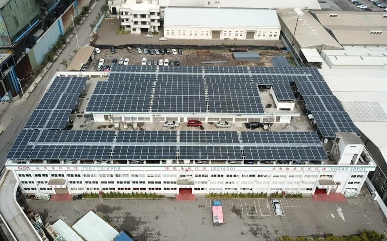 科技公司 — 屋頂太陽能 — 屋頂平舖型