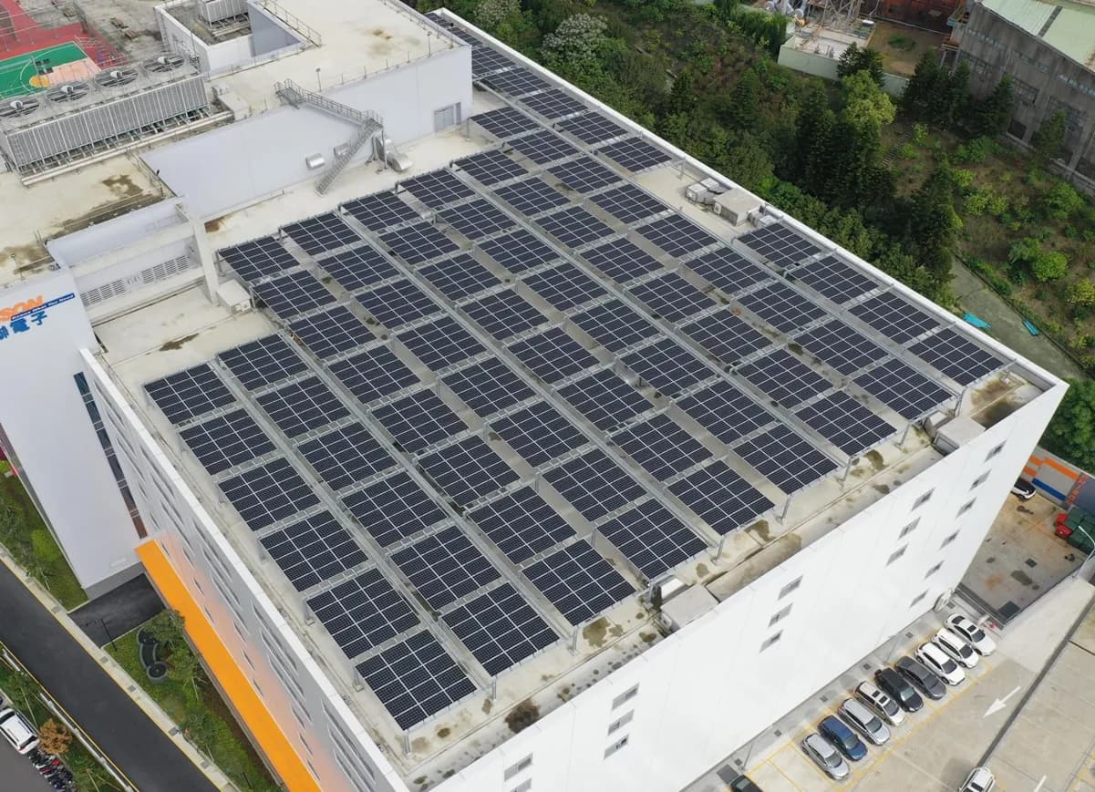 電子大廠 — 屋頂太陽能 — 屋頂平舖型