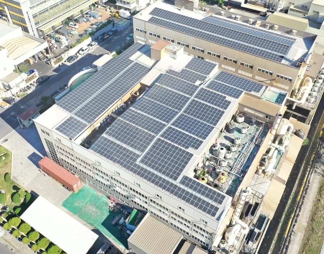 科技公司 — 屋頂太陽能 — 屋頂平舖型