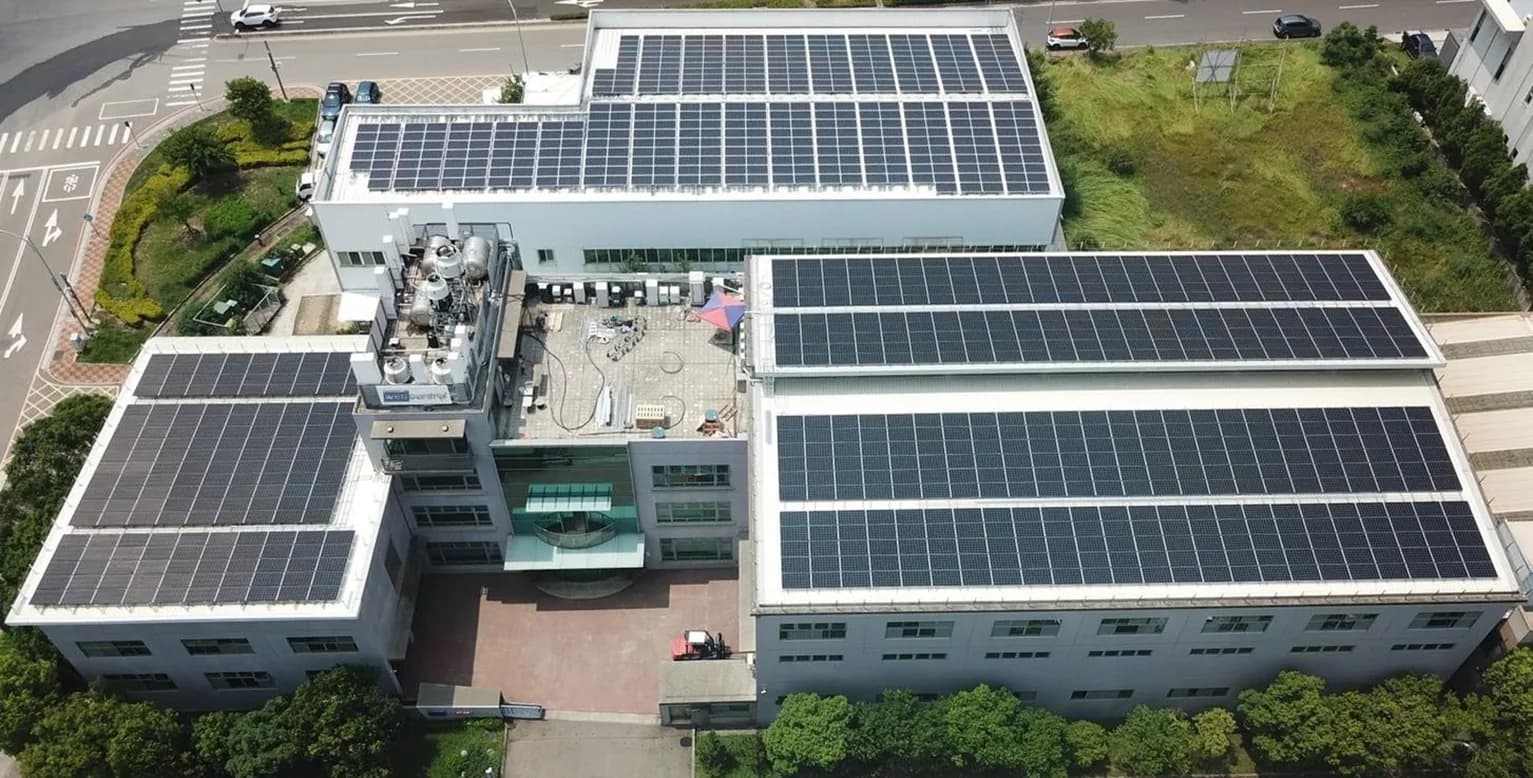 精密機械公司 — 屋頂太陽能 — 屋頂平舖型